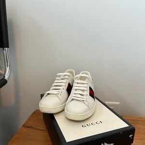 Gucci Sneaker with Red and Navy Stripe size 39 or 8.5